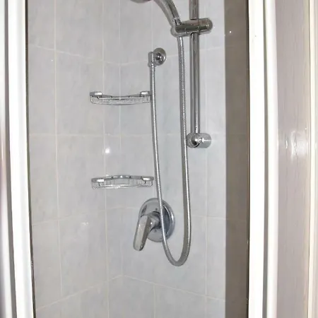 Spacious Luxury In Center Apartment *