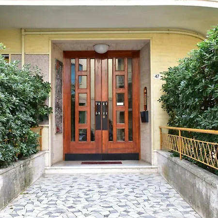Spacious Luxury In Center